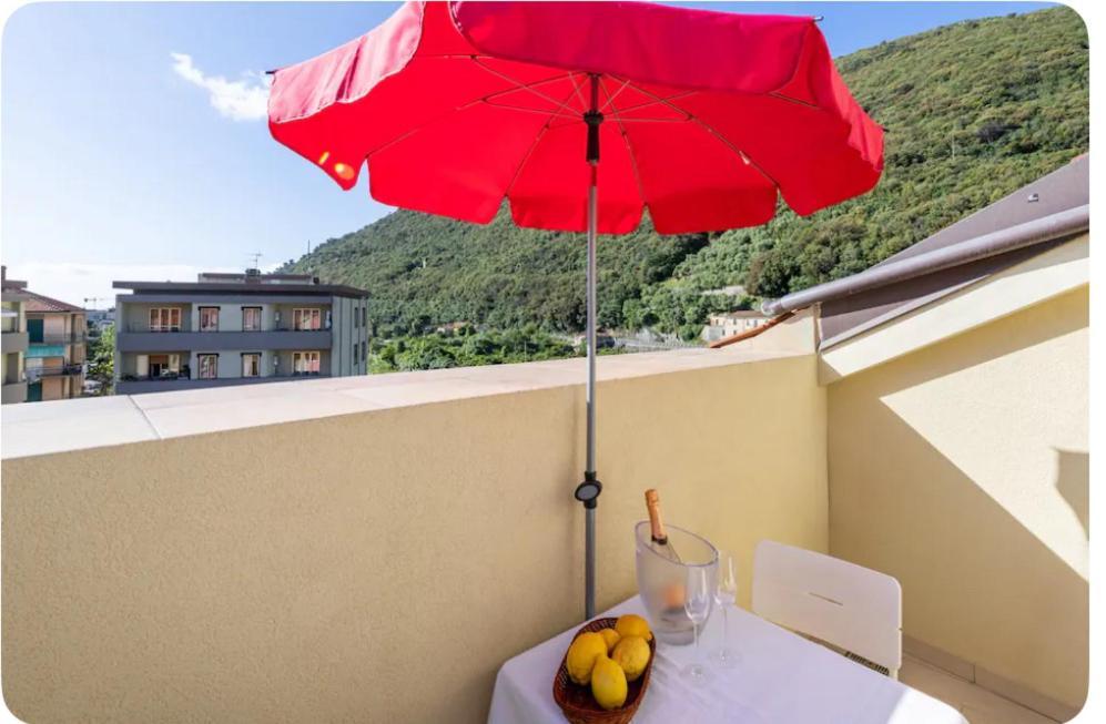 Mansarda Ivy Apartman Finale Ligure Kültér fotó